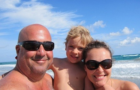 Andrew Zimmer y Rishia Haas con su hijo.