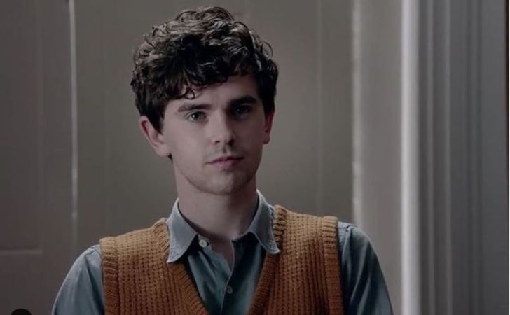 Quem é a namorada de Freddie Highmore? Rumores sobre seu casamento, esposa e mais