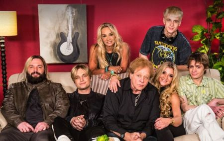 Laurie Money und ihr verstorbener Ehemann Eddie Money mit ihren fünf Kindern.