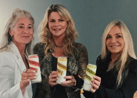 Laurie Money, ganz rechts mit ihren Freunden im September 2021.