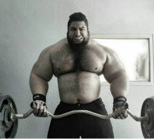 Hulk iraniano gosta de levantamento de peso e musculação