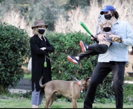 Joanne Tucker con il coniuge e il figlio