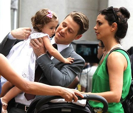 Morena Baccarin tem uma filha com o marido Ben.
