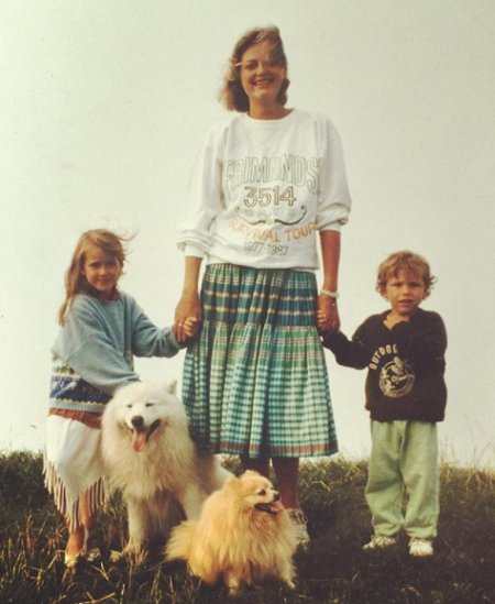 Hollman com sua mãe quando criança.