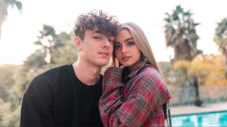 Addison e Bryce Hall posando para uma foto.