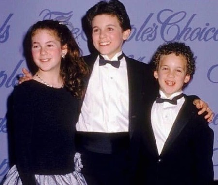   Fred y Ben Savage's sister, Kala Savage grew up following Reform Jewish faith.