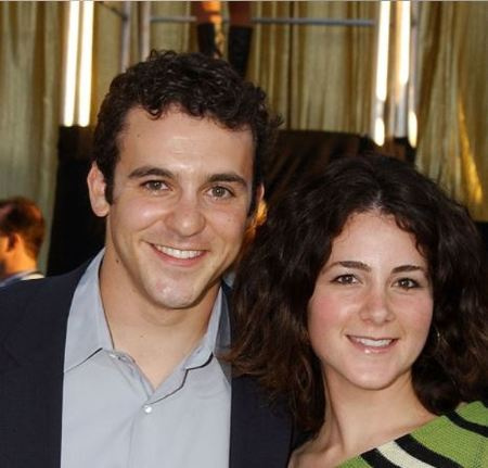   Kala Savage y su hermano, Fred Savage, solían hacerle bromas a su hermano menor, Ben.