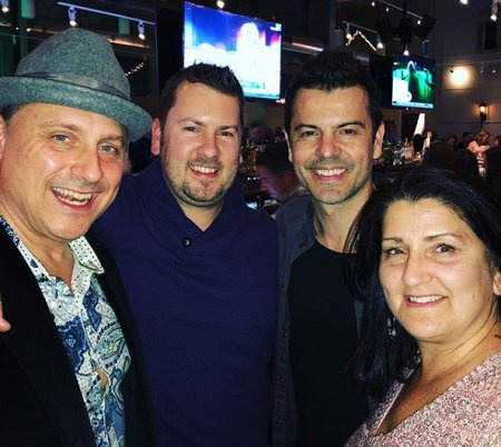 Jordan Knight fotografado com seu irmão, irmã e sobrinho.