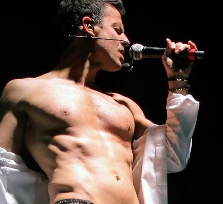 Jordan Knight se apresentando no palco.