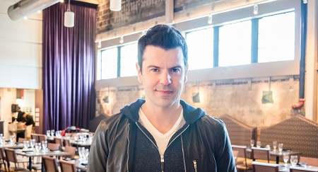 Jordan Knight em seu restaurante Novara em Milton.