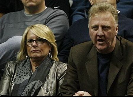 El miembro del Salón de la Fama de la NBA, Larry Bird, con su esposa y nacida en Indiana, Dinah Mattingly.