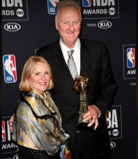 Larry Bird, tres veces campeón de la NBA, con su novia de la universidad convertida en esposa, Dinah Mattingly.