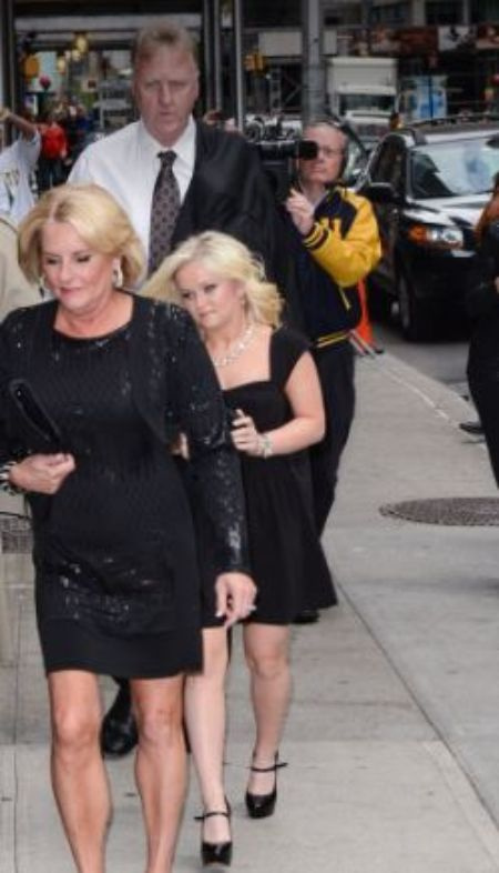 Dinah Mattingly con su hija, Mariah, y su esposo, Larry Bird.