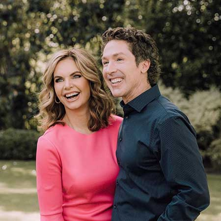 Joel Osteen compartió su foto con su esposa en su 32 aniversario de matrimonio