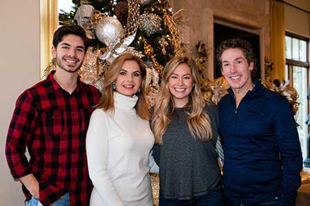 Joel y Victoria Osteen con sus hijos