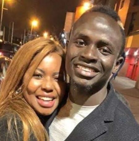 Der Stürmer des FC Bayern München, Sadio Mane, mit Sportreporterin Carol Tshabalala.