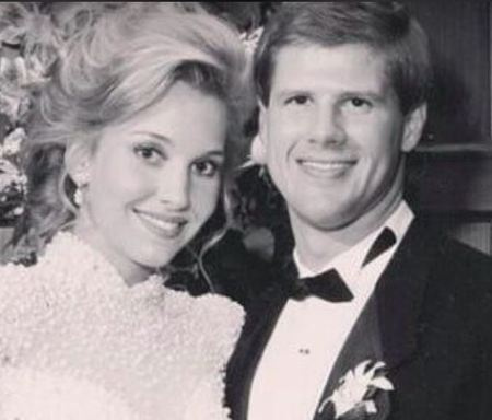 Clark Hunt conoció a su esposa cuando ella estaba haciendo una pasantía en Kansas City Chiefs.
