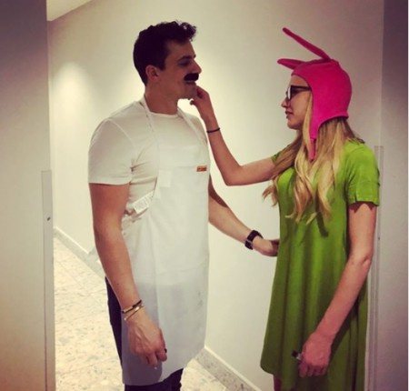   Kat Timpf e Cameron indossano un costume.