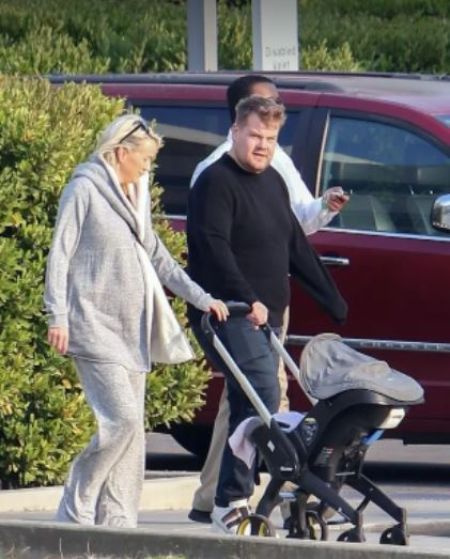 James Corden com sua esposa e ex-produtora de TV Julia Carey com sua filha recém-nascida Charlotte Corden.