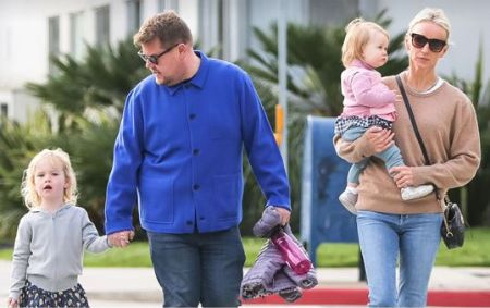 O apresentador e ator britânico James Corden com sua esposa e duas filhas, Carey e Charlotte.