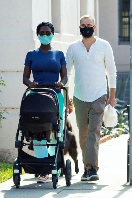   Joshua Jackson e Jodie Turner-Smith com seu filho