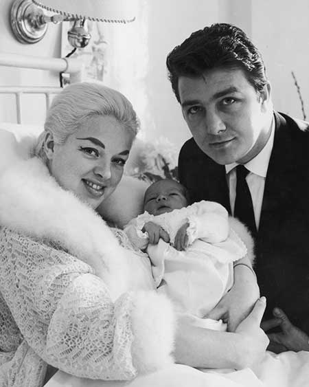   Richard Dawson e la sua prima moglie Diana Dors con il loro primo figlio, Mark