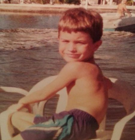 Uma foto do ator de Outer Banks, Chase Stokes, quando criança
