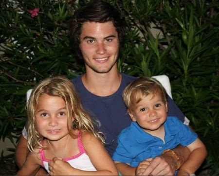 Chase com seus meio-irmãos Kaden Stokes e Kendall Nicole Stokes