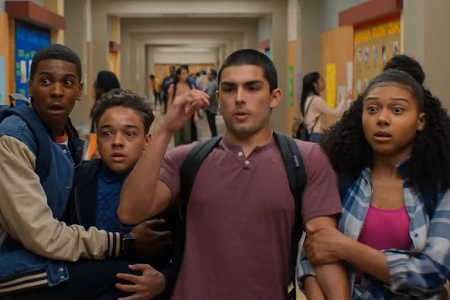 Diego Tinoco dans On My Block avec d'autres membres de la distribution.