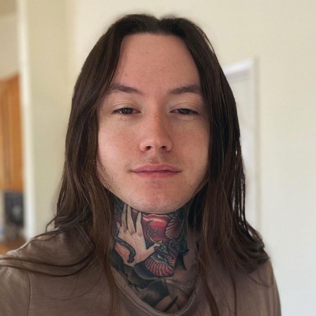 Noah Sebastian, un Américain d'origine japonaise, prend un selfie