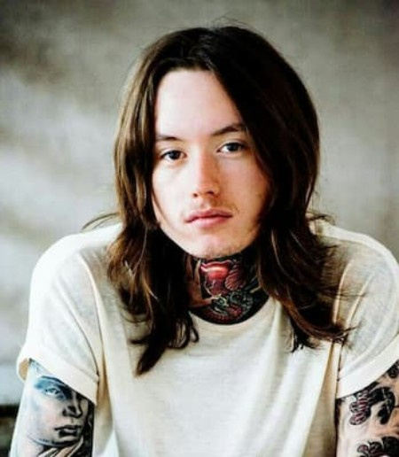 Noah dans ses cheveux longs emblématiques