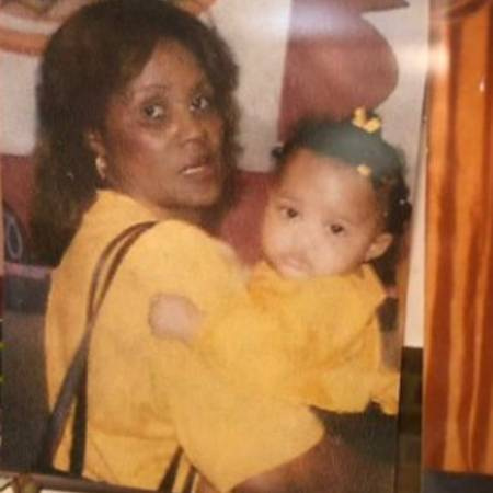 Foto de infância de Lauryn McClain com sua avó