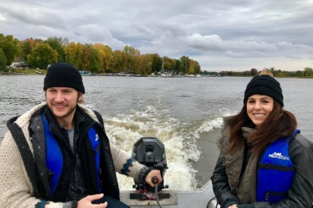Greyston Holt con su novia en un bote