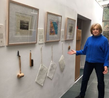 Creadora de collages y fabricante de papel tradicional Chrissie Heughan.
