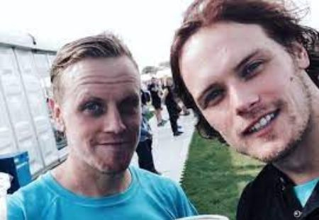 Los hijos de Chrissie Heughan, Sam Heughan, a la derecha y Cirdan Heughan. (1)