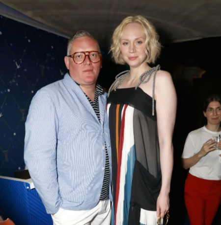 Gwendoline Christie con su pareja.