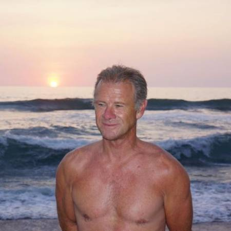 Craig Hemsworth luce joven en una foto sin camiseta a los 67 años