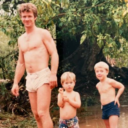 Chris Hemsworth's dad Craig Hemsworth with her kids (Old photo)