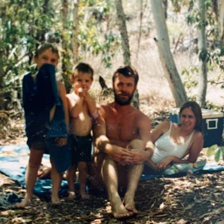 Rara foto de Craig Hemsworth, su esposa Leonie Hemsworth y sus hijos