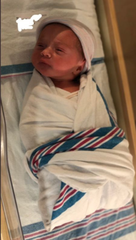   Dan condivide una foto di suo figlio neonato su Twitter