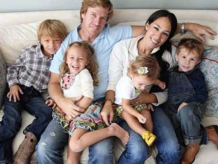 Chip e Joanna Gaines com seus quatro filhos