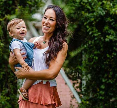 Joanna Gaines com seu filho Crew Gaines