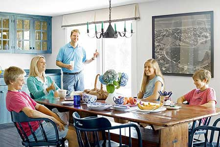   Martha con la sua famiglia nella loro casa di Chatham