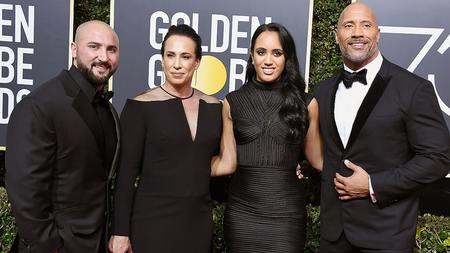 Dave Rienzi con su esposa, Simone Johnson, y Dwayne Johnson Dany García,