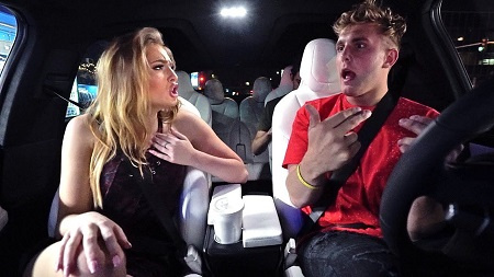 Saxon Sharbino y su exnovio Jake Paul conducen un automóvil en el camino