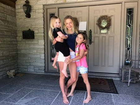 Eric Braeden avec ses petites-filles.