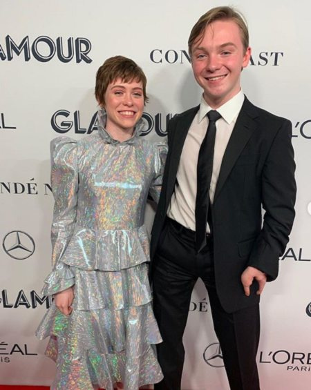 Sophia Lillis e seu irmão gêmeo Jake Lillis participam da cerimônia