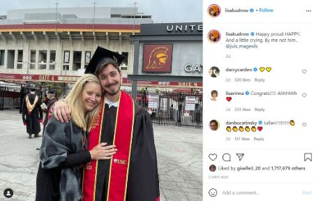 Julián Murray popa's Mother Lisa Kudrow Posted A Photo On His Graduation Day