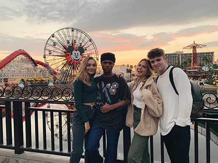 Maddie Ziegler y Kailand Morris con sus dos amigos en Disneyland