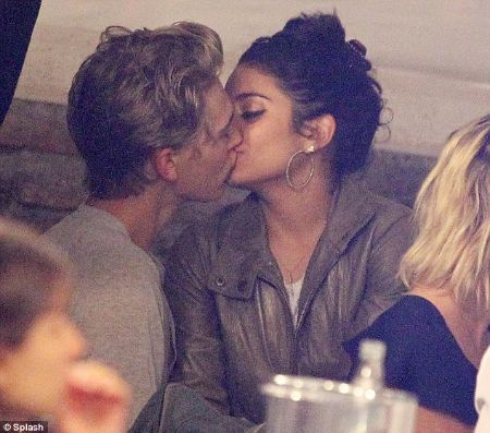 Vanessa y Austin fueron vistos besándose en una cena en un restaurante italiano